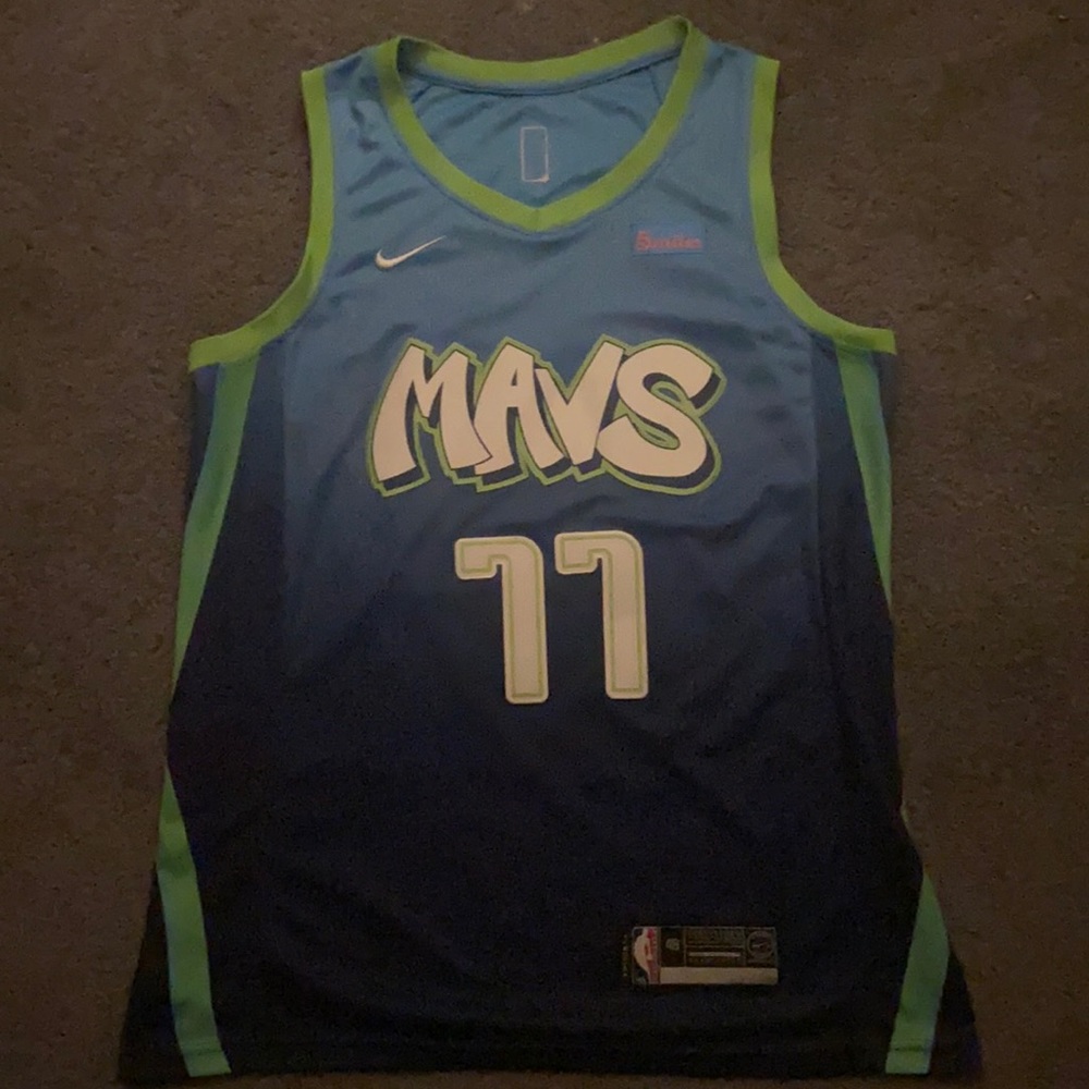 Luka doncic jersey men’s medium